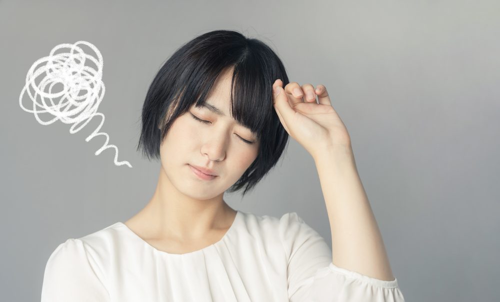 ワイヤー矯正とマウスピース矯正のどちらにするか悩む女性
