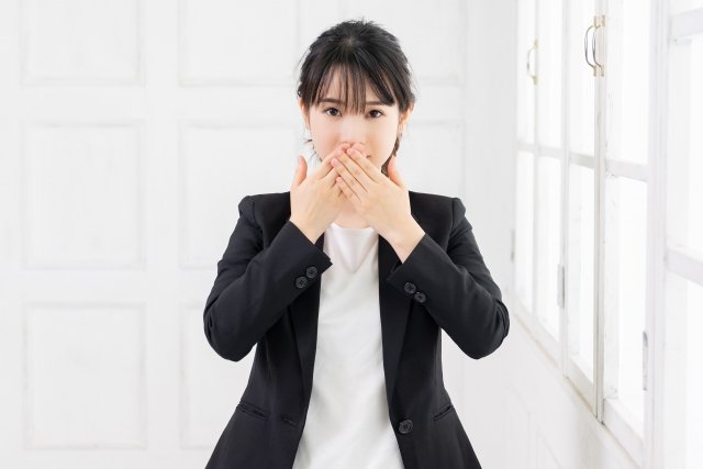 口元の見た目を気にする女性